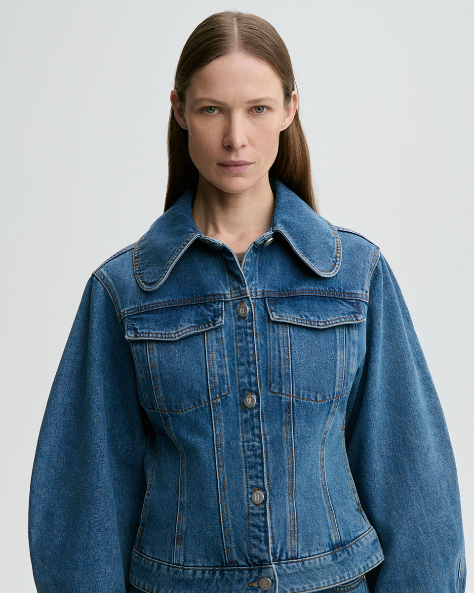 Klasyczna, jeansowa kurtka Villies Denim Blue By Malene Birger z zaokrąglonym kołnierzykiem, szerokimi rękawami i lekko dopasowanym krojem w talii. Długość kurtki sięga do bioder, co dobrze komponuje się ze spodniami z wysokim stanem. Posiada dwie, naszywane kieszenie z klapkami na piersiach. Zapinana na metalowe guziki. Wykonana z bawełny organicznej.&nbsp;

-Klasyczny krój

-Lekko taliowana

-Zamów w swoim standardowym rozmiarze