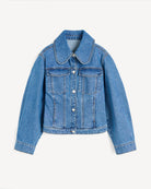 Klasyczna, jeansowa kurtka Villies Denim Blue By Malene Birger z zaokrąglonym kołnierzykiem, szerokimi rękawami i lekko dopasowanym krojem w talii. Długość kurtki sięga do bioder, co dobrze komponuje się ze spodniami z wysokim stanem. Posiada dwie, naszywane kieszenie z klapkami na piersiach. Zapinana na metalowe guziki. Wykonana z bawełny organicznej.&nbsp;

-Klasyczny krój

-Lekko taliowana

-Zamów w swoim standardowym rozmiarze