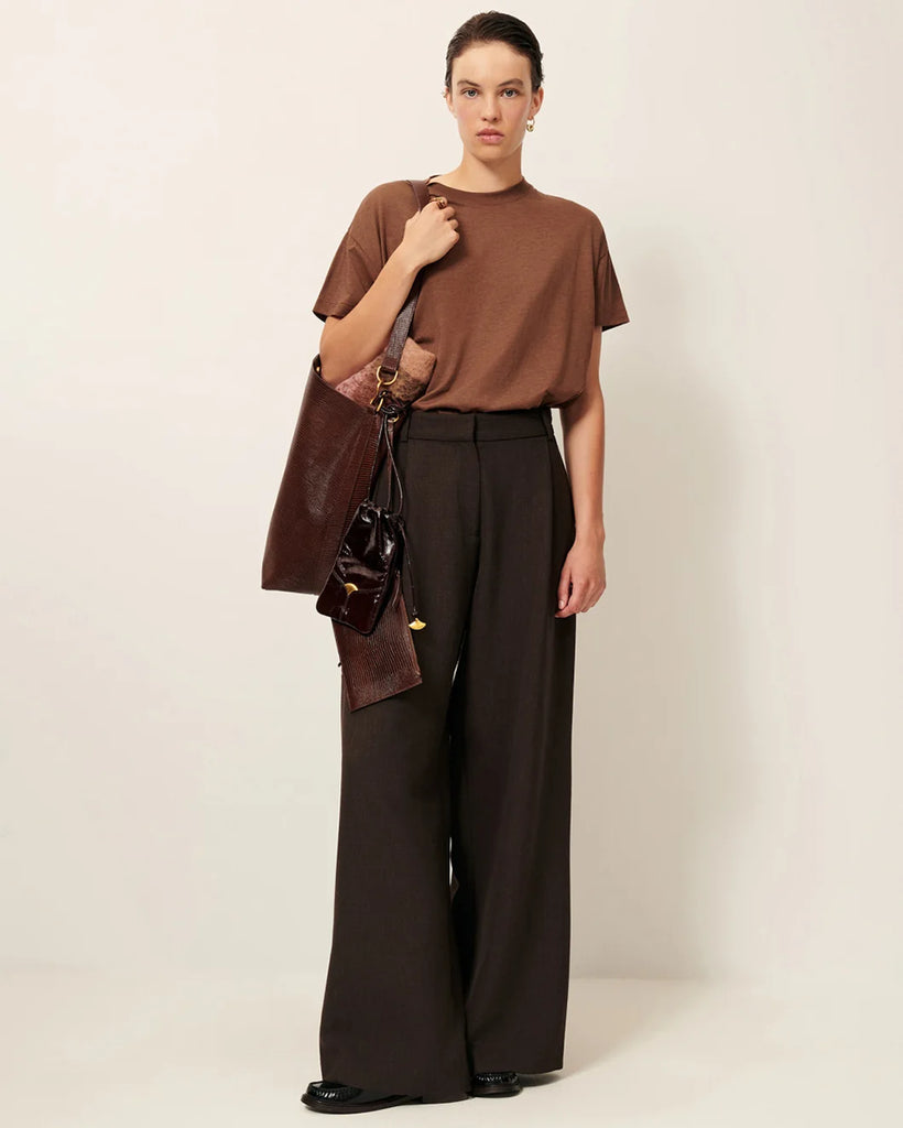 Duża torba typu tote Vita Mia Browny Lezard z nadrukiem imitującym skórę jaszczurki. Zapięcie na zatrzask. Posiada dużą komorę centralną z odpinaną kieszonką, zapinaną na zamek. Z tyłu torby wytłoczone jest logo marki.&nbsp;