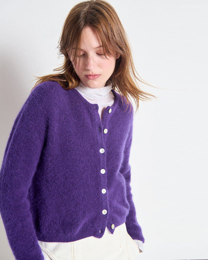 Krótki kardigan Vitow Aubergine marki American Vintage z długim rękawem i okrągłym dekoltem. Zapinany na guziki. U dołu i przy mankietach rękawów wykończony ściągaczami. To ponadczasowy klasyk. Wykonany z miękkiej dzianiny z alpaki i wełny.&nbsp;