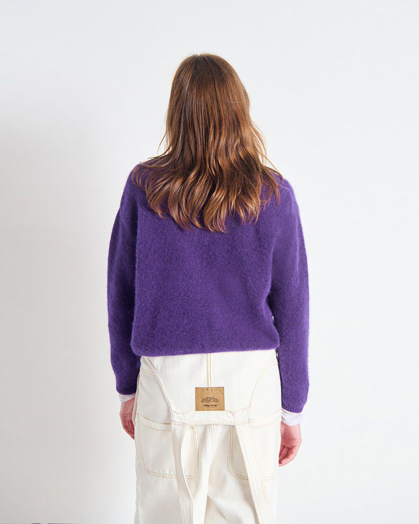 Krótki kardigan Vitow Aubergine marki American Vintage z długim rękawem i okrągłym dekoltem. Zapinany na guziki. U dołu i przy mankietach rękawów wykończony ściągaczami. To ponadczasowy klasyk. Wykonany z miękkiej dzianiny z alpaki i wełny.&nbsp;