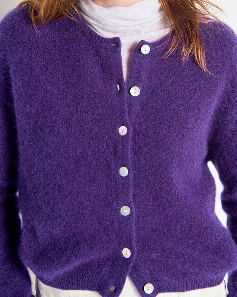 Krótki kardigan Vitow Aubergine marki American Vintage z długim rękawem i okrągłym dekoltem. Zapinany na guziki. U dołu i przy mankietach rękawów wykończony ściągaczami. To ponadczasowy klasyk. Wykonany z miękkiej dzianiny z alpaki i wełny.&nbsp;