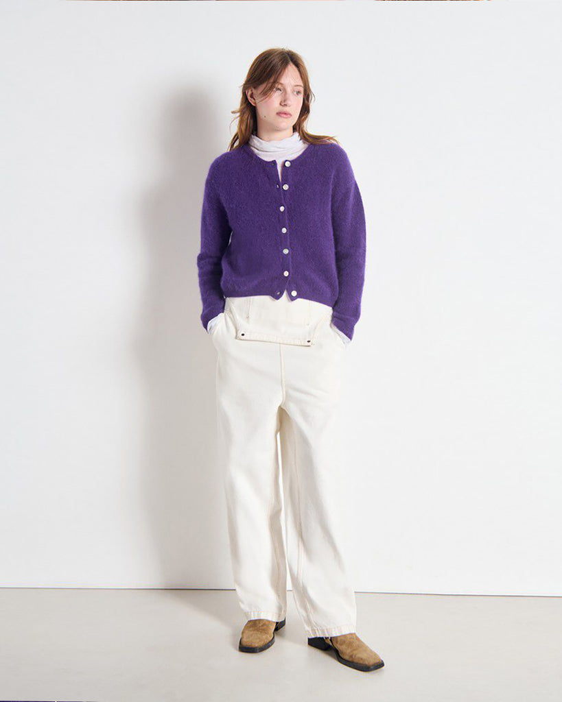 Krótki kardigan Vitow Aubergine marki American Vintage z długim rękawem i okrągłym dekoltem. Zapinany na guziki. U dołu i przy mankietach rękawów wykończony ściągaczami. To ponadczasowy klasyk. Wykonany z miękkiej dzianiny z alpaki i wełny.&nbsp;