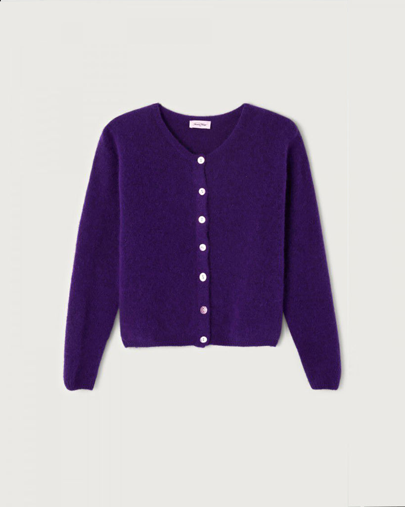 Krótki kardigan Vitow Aubergine marki American Vintage z długim rękawem i okrągłym dekoltem. Zapinany na guziki. U dołu i przy mankietach rękawów wykończony ściągaczami. To ponadczasowy klasyk. Wykonany z miękkiej dzianiny z alpaki i wełny.&nbsp;