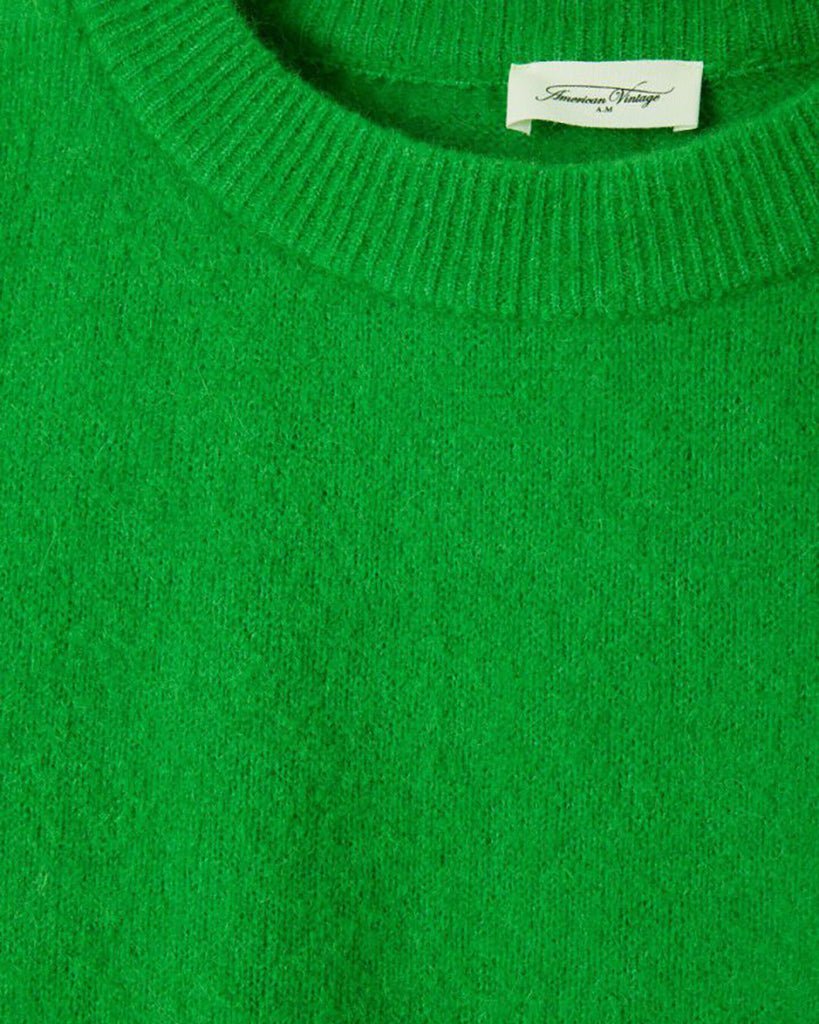 Miękki, luźny sweter Vitow Clover marki American Vintage o puszystym splocie, z długim rękawem i dekoltem w łódkę. Wykończony ściągaczami. Wykonany z wysokiej jakości dzianiny z alpaką i wełną. Można go nosić z jeansami lub spódnicą, zarówno w swobodnym, jak i bardziej eleganckim wydaniu.&nbsp;