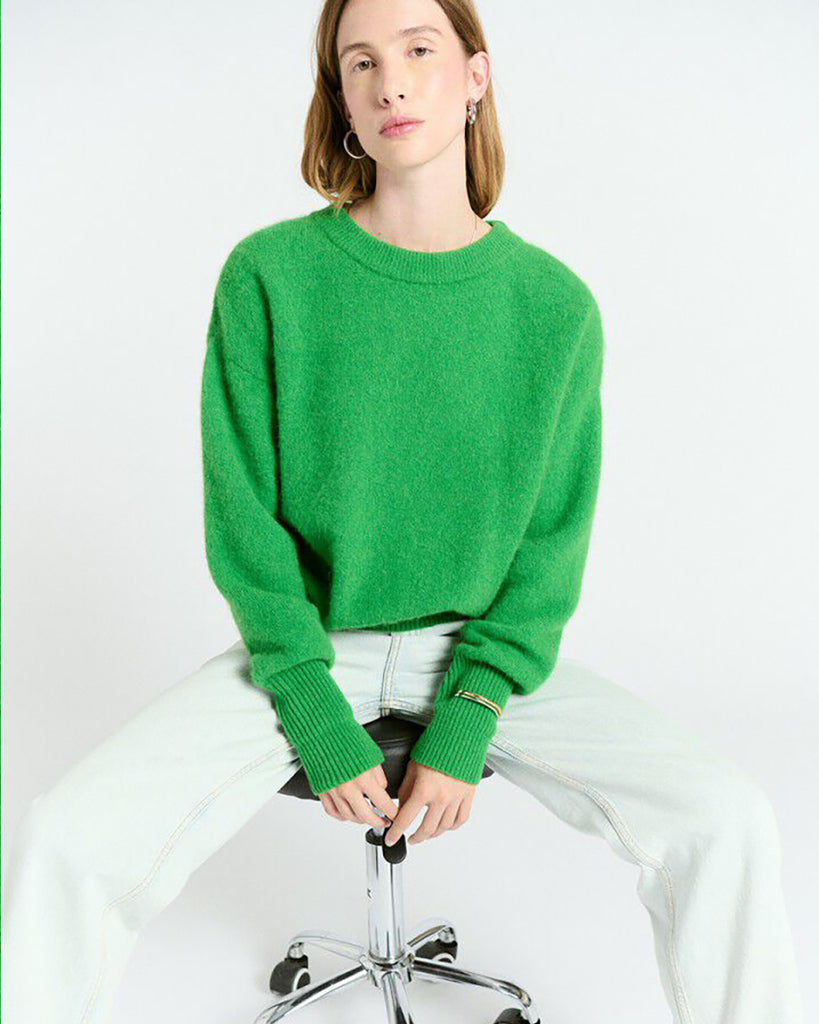 Miękki, luźny sweter Vitow Clover marki American Vintage o puszystym splocie, z długim rękawem i dekoltem w łódkę. Wykończony ściągaczami. Wykonany z wysokiej jakości dzianiny z alpaką i wełną. Można go nosić z jeansami lub spódnicą, zarówno w swobodnym, jak i bardziej eleganckim wydaniu.&nbsp;