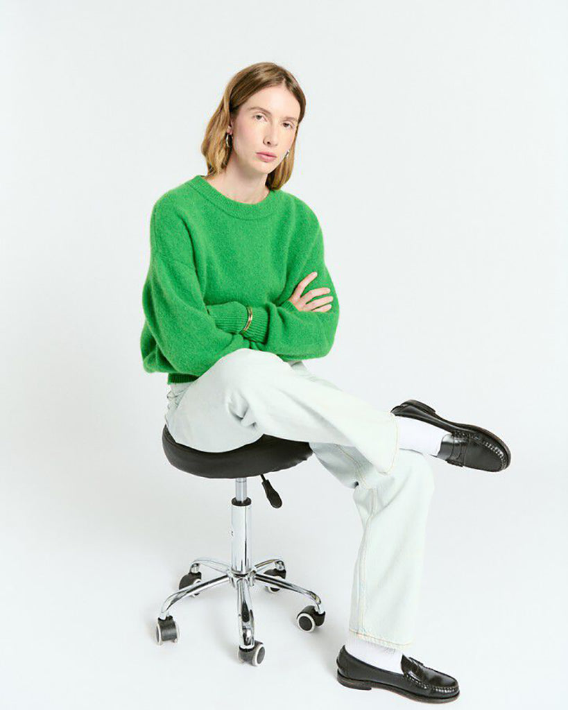 Miękki, luźny sweter Vitow Clover marki American Vintage o puszystym splocie, z długim rękawem i dekoltem w łódkę. Wykończony ściągaczami. Wykonany z wysokiej jakości dzianiny z alpaką i wełną. Można go nosić z jeansami lub spódnicą, zarówno w swobodnym, jak i bardziej eleganckim wydaniu.&nbsp;