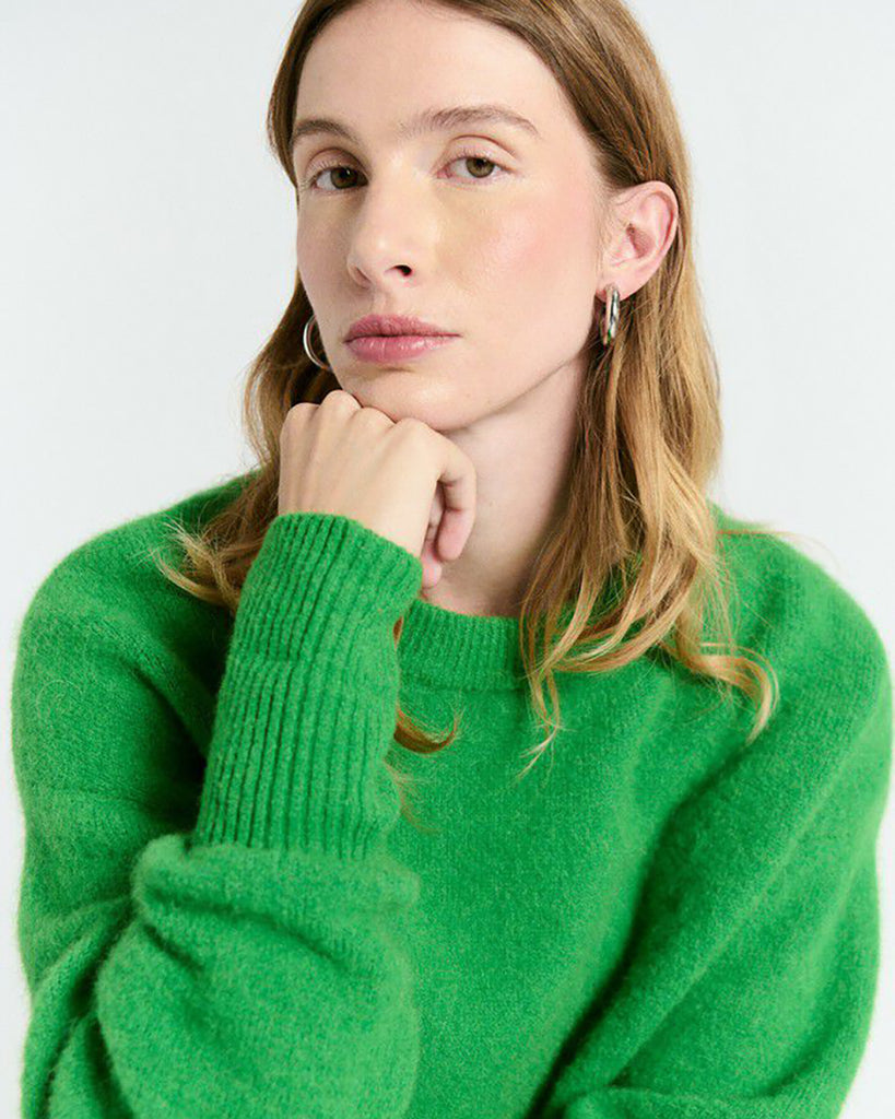 Miękki, luźny sweter Vitow Clover marki American Vintage o puszystym splocie, z długim rękawem i dekoltem w łódkę. Wykończony ściągaczami. Wykonany z wysokiej jakości dzianiny z alpaką i wełną. Można go nosić z jeansami lub spódnicą, zarówno w swobodnym, jak i bardziej eleganckim wydaniu.&nbsp;