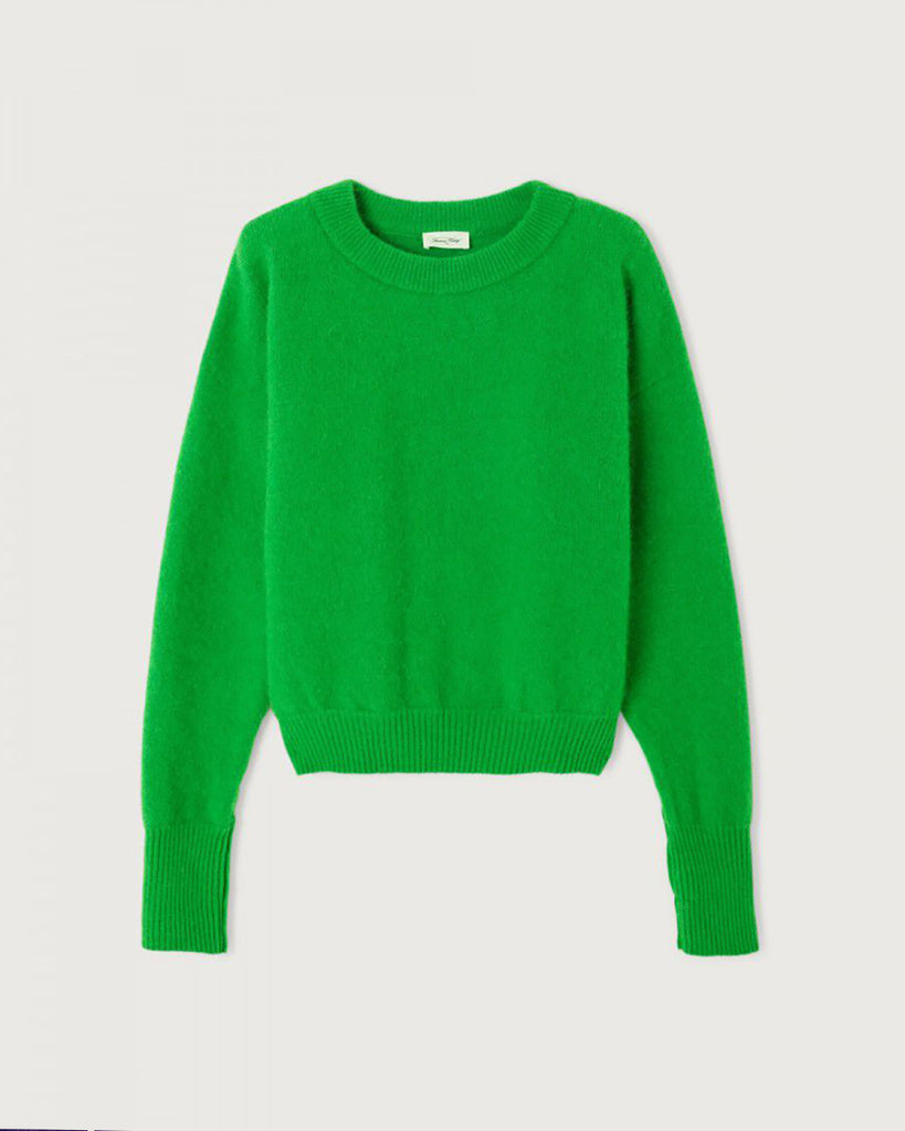 Miękki, luźny sweter Vitow Clover marki American Vintage o puszystym splocie, z długim rękawem i dekoltem w łódkę. Wykończony ściągaczami. Wykonany z wysokiej jakości dzianiny z alpaką i wełną. Można go nosić z jeansami lub spódnicą, zarówno w swobodnym, jak i bardziej eleganckim wydaniu.&nbsp;