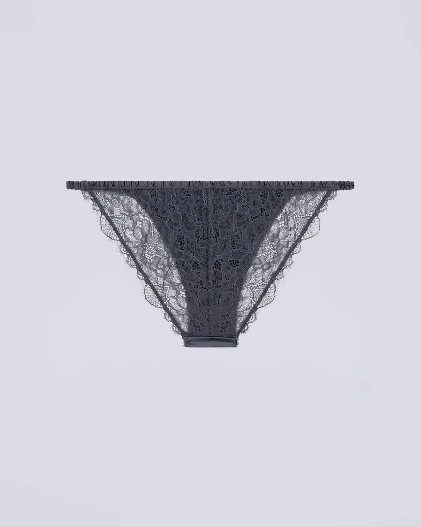 Ciemnoszare majtki Wild Rose Love Stories z niskim stanem uszyte z gładkiej tkaniny i koronki z kwiatowym wzorem. Posiadają gładką, szeroką gumę oraz bawełnianą, oddychającą podszewkę.&nbsp;