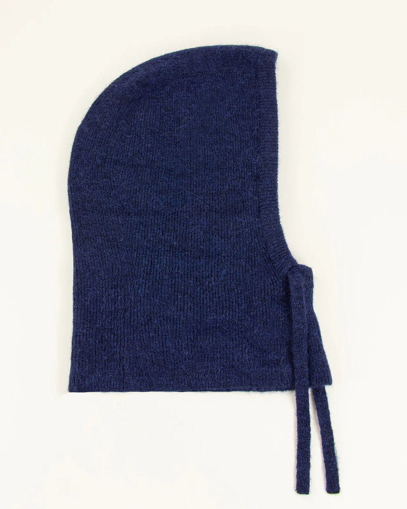 Luźna, granatowa balaclava Willis Queen Blue francuskiej marki Sessun wykonana z prążkowanej dzianiny z wełną. Jest idealnym dopełnieniem jesienno-zimowych stylizacji.