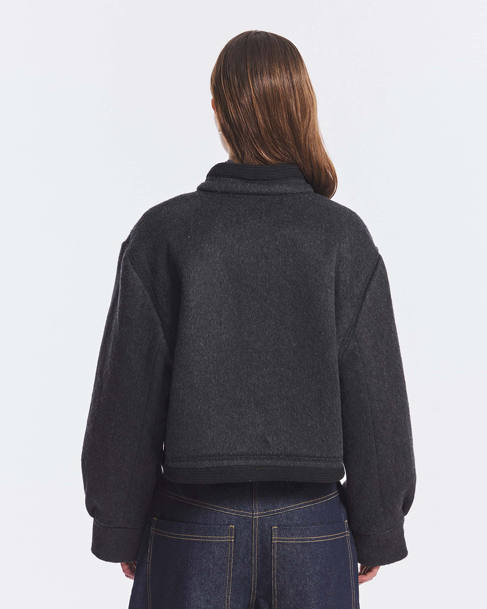 Krótka, wełniana kurtka Willow Grey Antik Batik z ozdobnym haftem. Na piersi znajduje się utrzymany w tej samej tonacji, kunsztowny haft o motywie kwiatowym. Krawędzie wykończono lamówką. Zapinany na jeden widoczny guzik i trzy zatrzaski. Posiada podszewkę. Kurtka stanowi wyrazisty element garderoby, który doda charakteru każdej stylizacji.&nbsp;

-Krótki fason

-Posiada podszewkę&nbsp;

-Ciepła tkanina z wełną