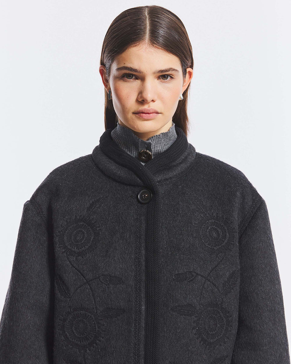 Krótka, wełniana kurtka Willow Grey Antik Batik z ozdobnym haftem. Na piersi znajduje się utrzymany w tej samej tonacji, kunsztowny haft o motywie kwiatowym. Krawędzie wykończono lamówką. Zapinany na jeden widoczny guzik i trzy zatrzaski. Posiada podszewkę. Kurtka stanowi wyrazisty element garderoby, który doda charakteru każdej stylizacji.&nbsp;

-Krótki fason

-Posiada podszewkę&nbsp;

-Ciepła tkanina z wełną
