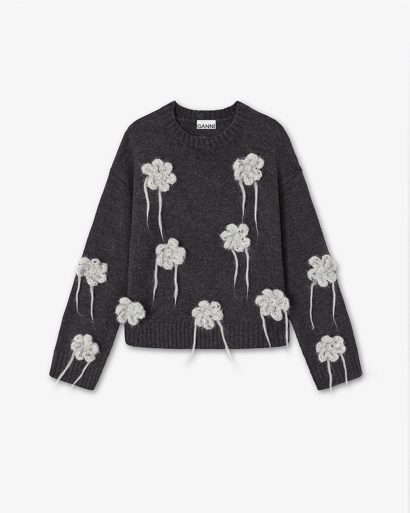 Luźny, ciemnoszary sweter 2624 GANNI Phantom z długimi, szerokimi rękawami i okrągłym dekoltem. Zdobiony pięknymi, haftowanymi kwiatami. Wykończony ściągaczami. Wykonany z dzianiny z wełny. Idealny do spódnicy lub ulubionych jeansów.&nbsp;