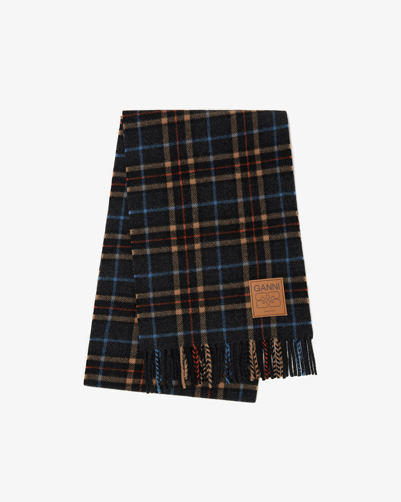 Dzianinowy, ciepły szalik 6933 Ganni Charcoal Grey w kratę, z frędzlami u dołu i naszywką z logo marki. Wykonany z wełny.&nbsp;