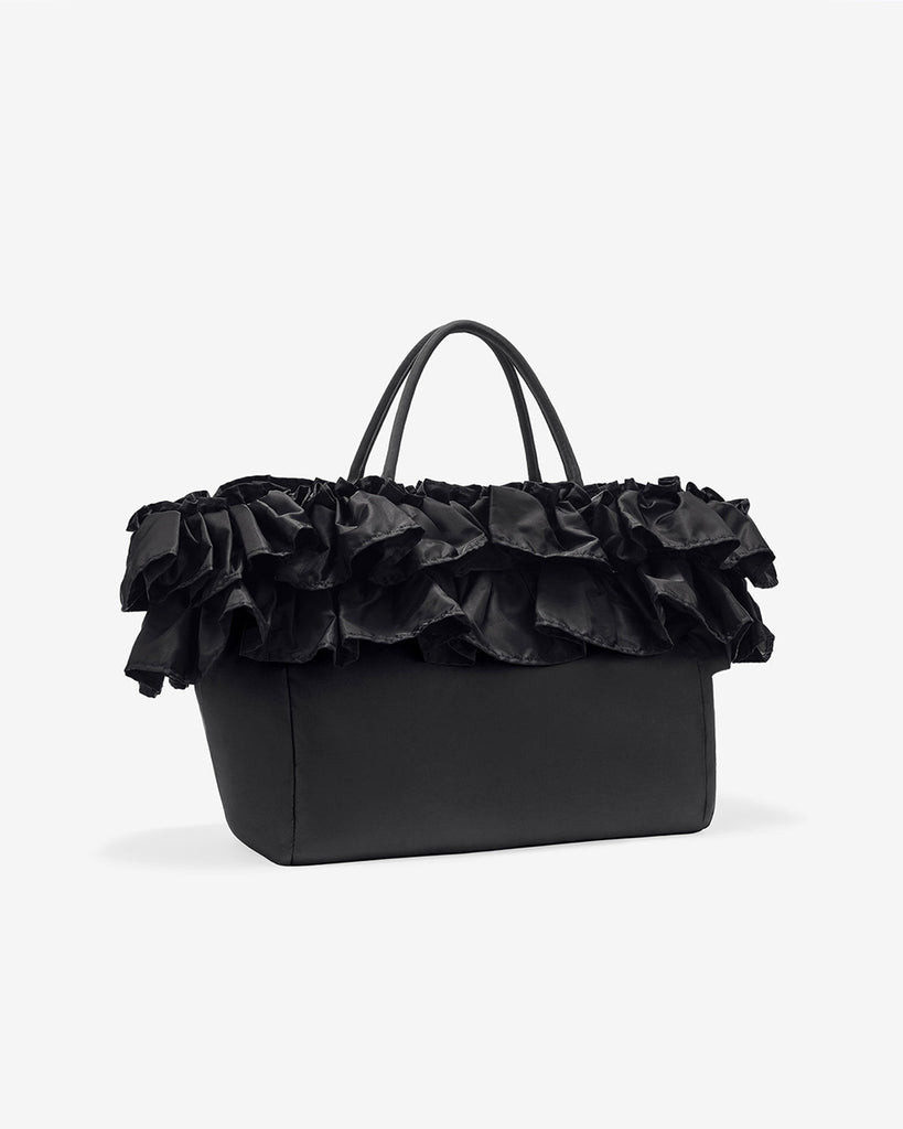 Torba typu tote 7188 XXL Shopper Black marki GANNI z uchwytami. Posiada jedną dużą komorę z wewnętrzną kieszenią zapinaną na zamek. U dołu znajduje się niewielkie logo marki. Wyjątkowości dodaje zdobienie w postaci falbanek. Zaprojektowana, aby pomieścić telefon, portfel, okulary przeciwsłoneczne, klucze, butelkę z wodą, saszetkę, strój sportowy i laptopa.
