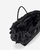 Torba typu tote 7188 XXL Shopper Black marki GANNI z uchwytami. Posiada jedną dużą komorę z wewnętrzną kieszenią zapinaną na zamek. U dołu znajduje się niewielkie logo marki. Wyjątkowości dodaje zdobienie w postaci falbanek. Zaprojektowana, aby pomieścić telefon, portfel, okulary przeciwsłoneczne, klucze, butelkę z wodą, saszetkę, strój sportowy i laptopa.