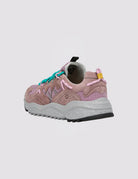 Sneakersy Yamabushi japońskiej marki Flower Mountain z gumowym, traktorowym spodem. Te buty łączą tkaninę ripstop i dopasowane kolorystycznie nakładki z zamszu z ultralekką gumową podeszwą, zapewniającą lekkość, przyczepność i całodzienny komfort. Wiązane za pomocą sznurówek inspirowanych obuwiem trekkingowym. Wewnątrz posiadają antybakteryjną, naturalną wkładkę z korka.

-Rozmiarówka butów jest standardowa. Zamów je w swoim normalnym rozmiarze