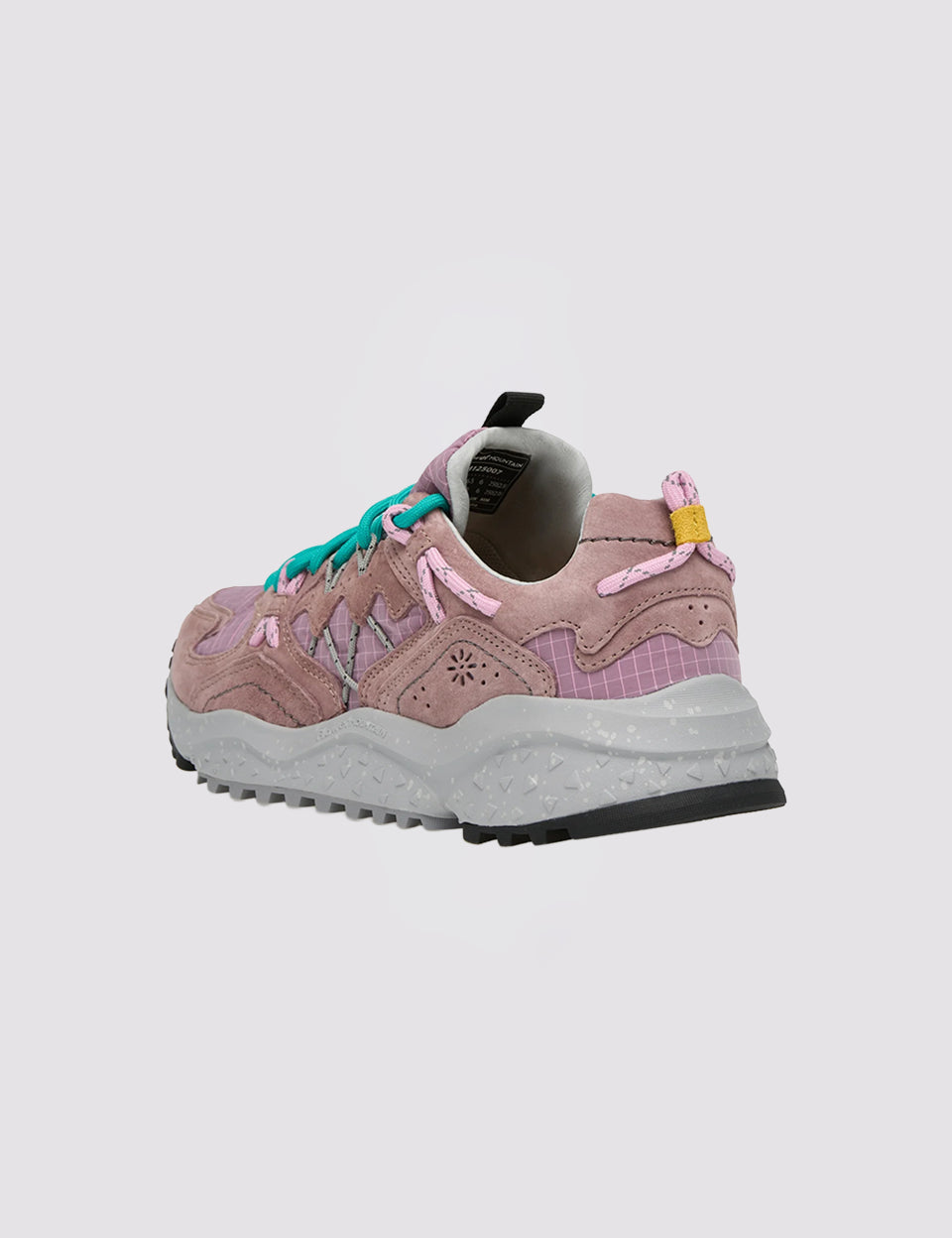 Sneakersy Yamabushi japońskiej marki Flower Mountain z gumowym, traktorowym spodem. Te buty łączą tkaninę ripstop i dopasowane kolorystycznie nakładki z zamszu z ultralekką gumową podeszwą, zapewniającą lekkość, przyczepność i całodzienny komfort. Wiązane za pomocą sznurówek inspirowanych obuwiem trekkingowym. Wewnątrz posiadają antybakteryjną, naturalną wkładkę z korka.

-Rozmiarówka butów jest standardowa. Zamów je w swoim normalnym rozmiarze
