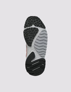 Sneakersy Yamabushi japońskiej marki Flower Mountain z gumowym, traktorowym spodem. Te buty łączą tkaninę ripstop i dopasowane kolorystycznie nakładki z zamszu z ultralekką gumową podeszwą, zapewniającą lekkość, przyczepność i całodzienny komfort. Wiązane za pomocą sznurówek inspirowanych obuwiem trekkingowym. Wewnątrz posiadają antybakteryjną, naturalną wkładkę z korka.

-Rozmiarówka butów jest standardowa. Zamów je w swoim normalnym rozmiarze