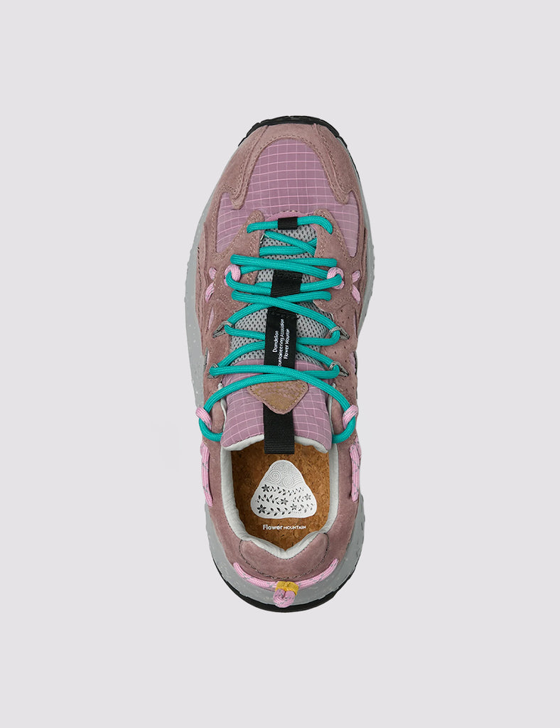 Sneakersy Yamabushi japońskiej marki Flower Mountain z gumowym, traktorowym spodem. Te buty łączą tkaninę ripstop i dopasowane kolorystycznie nakładki z zamszu z ultralekką gumową podeszwą, zapewniającą lekkość, przyczepność i całodzienny komfort. Wiązane za pomocą sznurówek inspirowanych obuwiem trekkingowym. Wewnątrz posiadają antybakteryjną, naturalną wkładkę z korka.

-Rozmiarówka butów jest standardowa. Zamów je w swoim normalnym rozmiarze