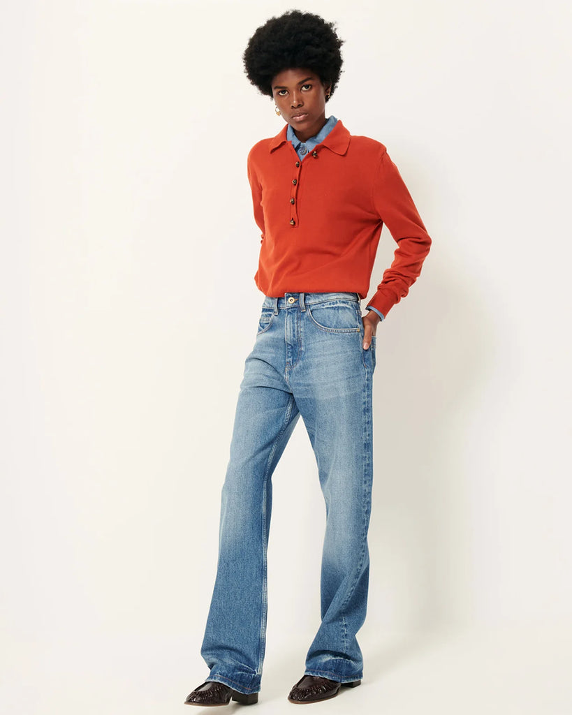 Sweter polo Yanaka Vitamin marki Sessun w kolorze ceglasto-czerwonym z długim rękawem, zakończonym prostym mankietem i kołnierzykiem zapinanym na ozdobne guziki. Wykonany z cienkiej wełny merino. Wykonany z bawełnianej dzianiny.