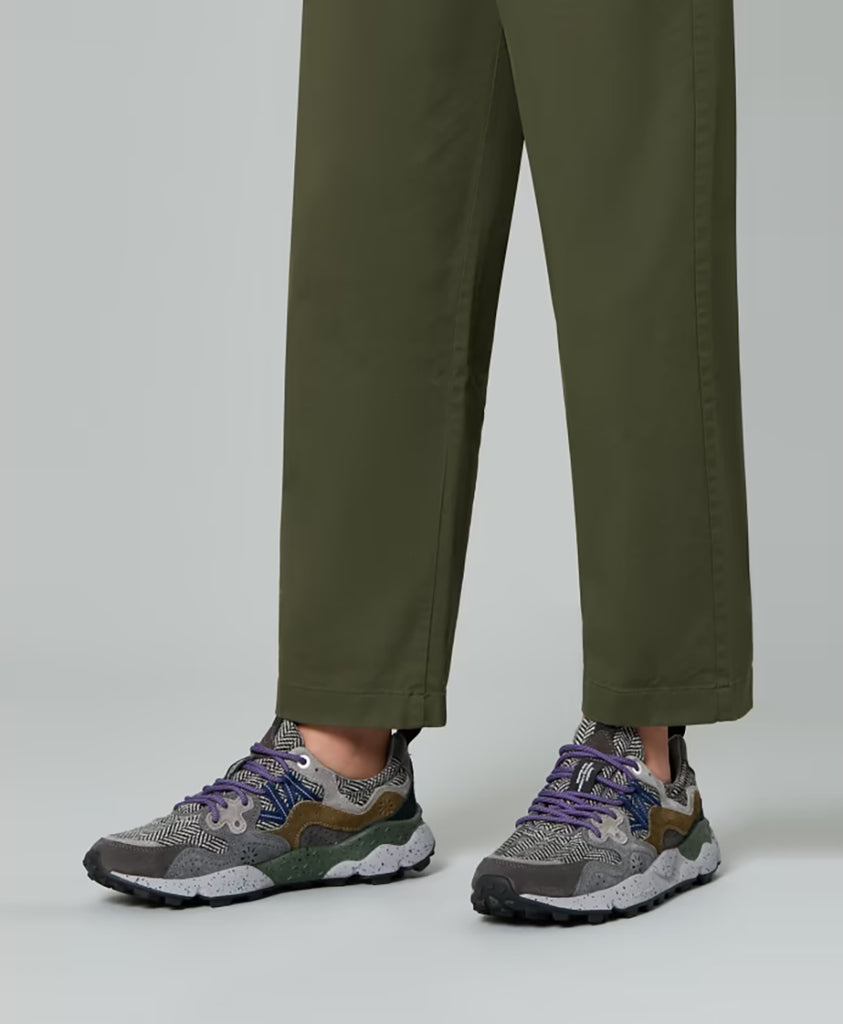 Sneakersy YAMANO 3 japońskiej marki Flower Mountain na&nbsp;lekkiej podeszwie&nbsp;z&nbsp;gumowym, traktorowym spodem. Wykonane z&nbsp;technicznej tkaniny oraz z kolorowych, zamszowych elementów&nbsp;dekorowanych, drobnymi, ażurowymi wzorkami. Wiązane za pomocą sznurówek inspirowanych obuwiem trekkingowym. Wewnątrz posiadają&nbsp;antybakteryjną, naturalną wkładkę z korka.