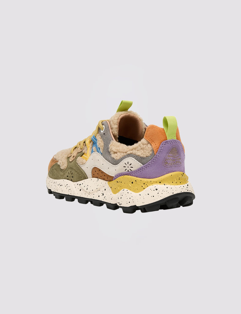 Sneakersy Yamano 3 Woolen japońskiej marki Flower Mountain na lekkiej podeszwie z gumowym, traktorowym spodem. Wykonane z technicznej tkaniny oraz z kolorowych, zamszowych elementów dekorowanych, drobnymi, ażurowymi wzorkami. Dodatkowym atutem jest kolorowy kożuszek przy cholewce zapewniający komfort podczas zimowych spacerów po mieście. Wiązane za pomocą sznurówek inspirowanych obuwiem trekkingowym. Wewnątrz posiadają antybakteryjną, naturalną wkładkę z korka.

-Rozmiarówka butów jest standardowa. Zamów je