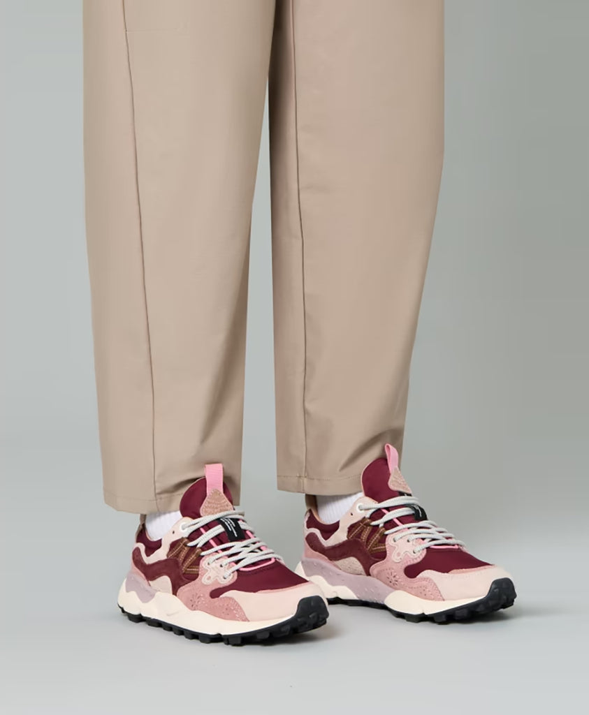 Sneakersy YAMANO 3 japońskiej marki Flower Mountain na&nbsp;lekkiej podeszwie&nbsp;z&nbsp;gumowym, traktorowym spodem. Wykonane z&nbsp;technicznej tkaniny oraz z kolorowych, zamszowych elementów&nbsp;dekorowanych, drobnymi, ażurowymi wzorkami. Wiązane za pomocą sznurówek inspirowanych obuwiem trekkingowym. Wewnątrz posiadają&nbsp;antybakteryjną, naturalną wkładkę z korka.