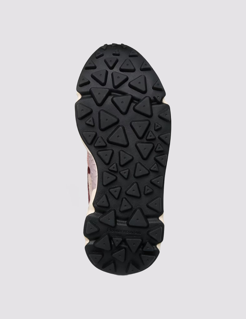 Sneakersy YAMANO 3 japońskiej marki Flower Mountain na&nbsp;lekkiej podeszwie&nbsp;z&nbsp;gumowym, traktorowym spodem. Wykonane z&nbsp;technicznej tkaniny oraz z kolorowych, zamszowych elementów&nbsp;dekorowanych, drobnymi, ażurowymi wzorkami. Wiązane za pomocą sznurówek inspirowanych obuwiem trekkingowym. Wewnątrz posiadają&nbsp;antybakteryjną, naturalną wkładkę z korka.