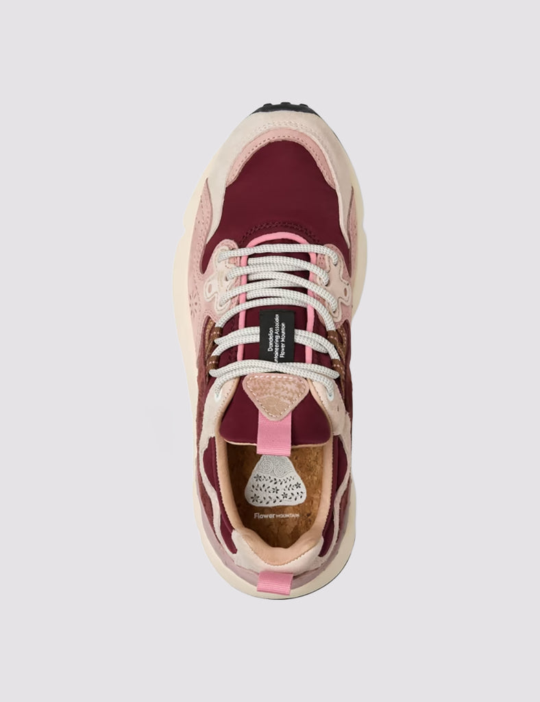 Sneakersy YAMANO 3 japońskiej marki Flower Mountain na&nbsp;lekkiej podeszwie&nbsp;z&nbsp;gumowym, traktorowym spodem. Wykonane z&nbsp;technicznej tkaniny oraz z kolorowych, zamszowych elementów&nbsp;dekorowanych, drobnymi, ażurowymi wzorkami. Wiązane za pomocą sznurówek inspirowanych obuwiem trekkingowym. Wewnątrz posiadają&nbsp;antybakteryjną, naturalną wkładkę z korka.