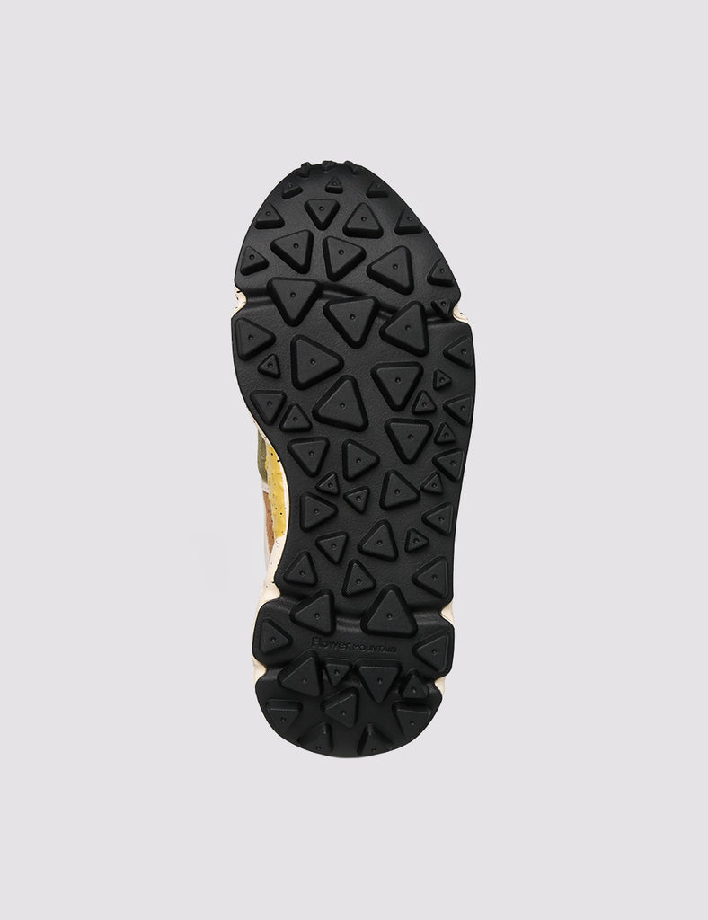 Sneakersy Yamano 3 Woolen japońskiej marki Flower Mountain na lekkiej podeszwie z gumowym, traktorowym spodem. Wykonane z technicznej tkaniny oraz z kolorowych, zamszowych elementów dekorowanych, drobnymi, ażurowymi wzorkami. Dodatkowym atutem jest kolorowy kożuszek przy cholewce zapewniający komfort podczas zimowych spacerów po mieście. Wiązane za pomocą sznurówek inspirowanych obuwiem trekkingowym. Wewnątrz posiadają antybakteryjną, naturalną wkładkę z korka.

-Rozmiarówka butów jest standardowa. Zamów je