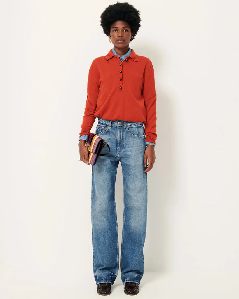 Sweter polo Yanaka Vitamin marki Sessun w kolorze ceglasto-czerwonym z długim rękawem, zakończonym prostym mankietem i kołnierzykiem zapinanym na ozdobne guziki. Wykonany z cienkiej wełny merino. Wykonany z bawełnianej dzianiny.