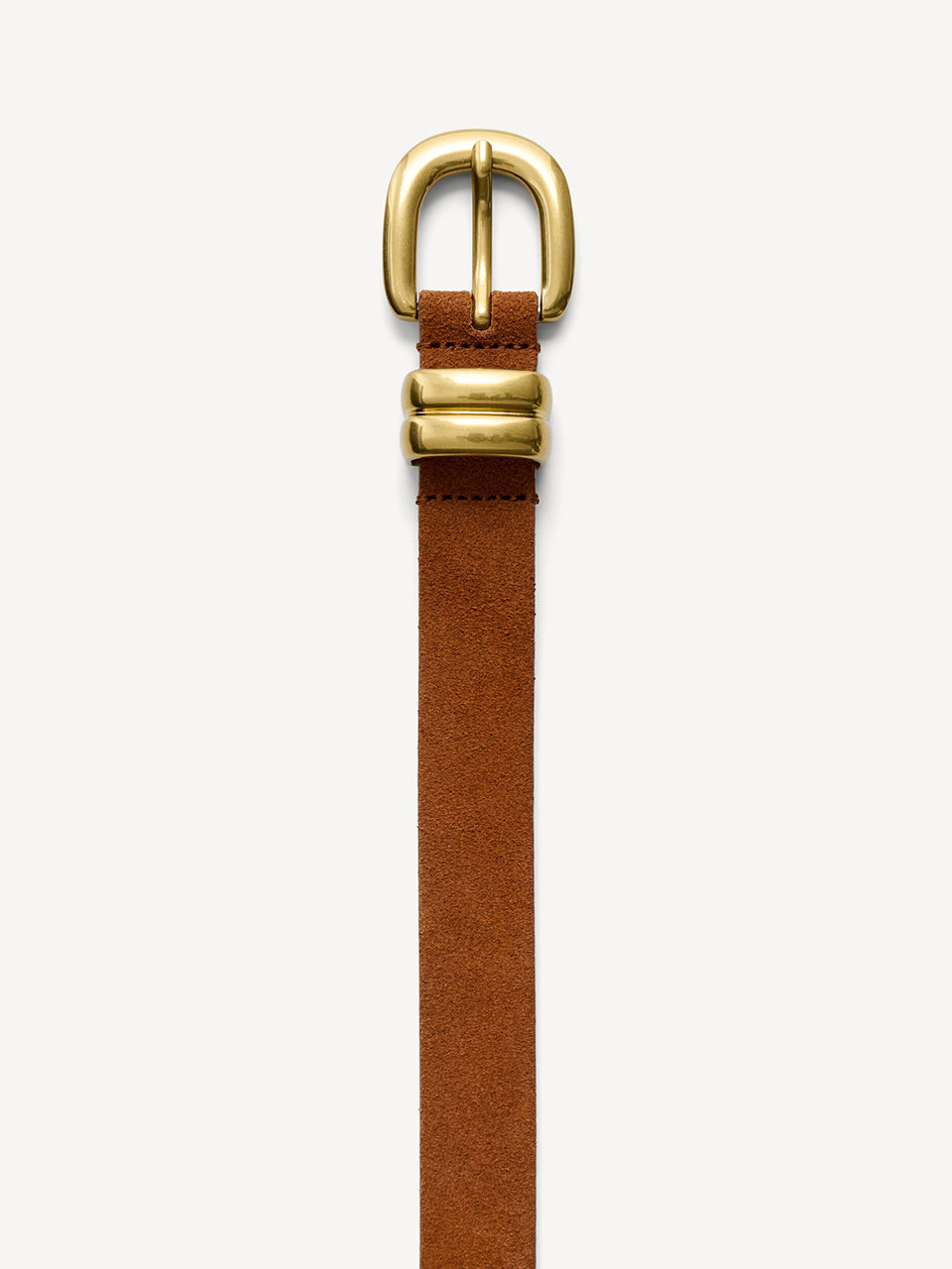 Zamszowy, cienki, klasyczny pasek Zoilo Suede Brown Patina By Malene Birger w brązowym kolorze. Posiada grubą, złotą sprzączkę. Idealny do sukienki i spodni stanem.&nbsp;