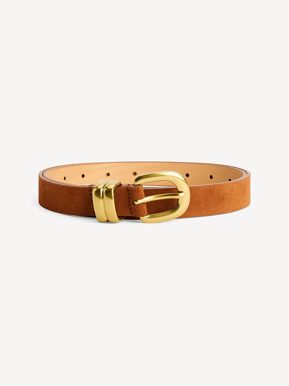 Zamszowy, cienki, klasyczny pasek Zoilo Suede Brown Patina By Malene Birger w brązowym kolorze. Posiada grubą, złotą sprzączkę. Idealny do sukienki i spodni stanem.&nbsp;