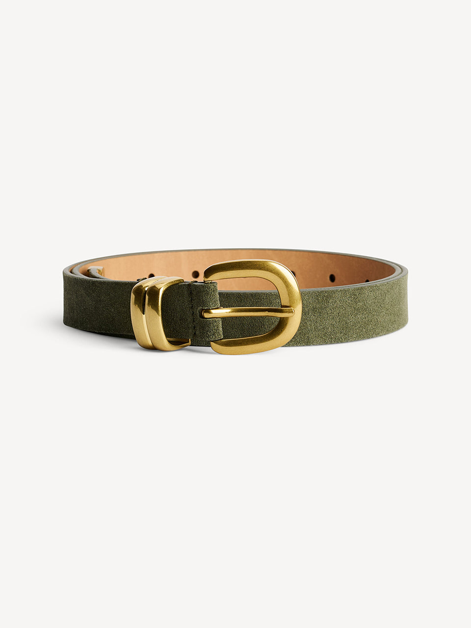 Zamszowy, cienki, klasyczny pasek Zoilo Suede Deep Lichen Green By Malene Birger w zielonym kolorze. Posiada grubą, złotą sprzączkę. Idealny do sukienki i spodni stanem.&nbsp;