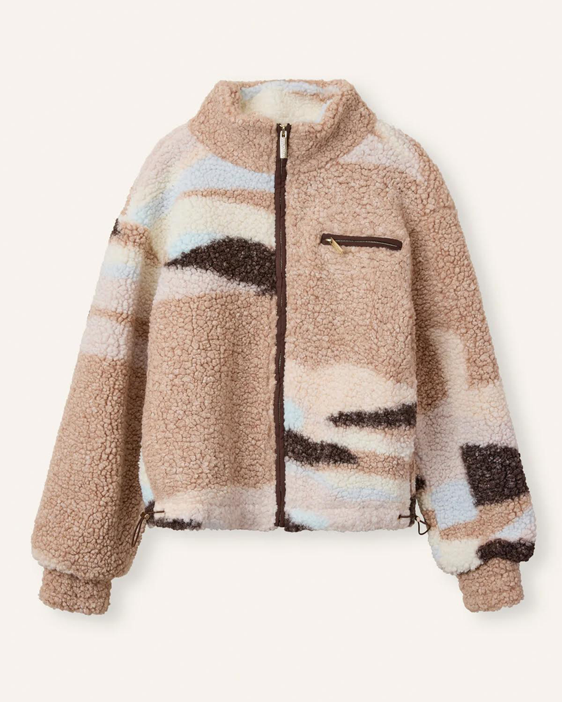 Kurtka polarowa marki HELMSTEDT Safiya Fleece z gradientem kolorów, które przechodząc miedzy sobą tworzą efektowny wzór. Zapinana jest z przodu na zamek z logo HELMSTEDT. Posiada kieszenie boczne oraz kieszeń na piersi po prawej stronie.