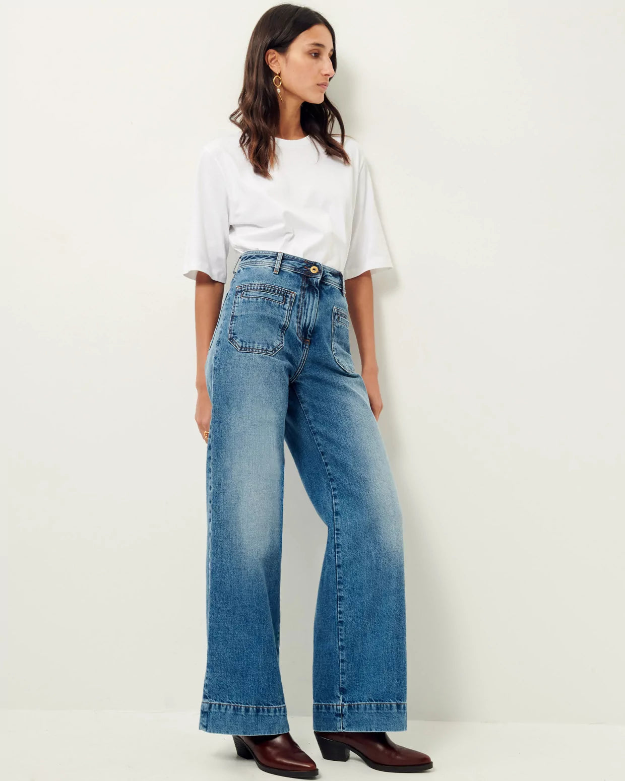 Niebieskie jeansy z wysokim stanem w stylu vintage Johnny O Vintage Blue Sessun. Posiadają długą, luźną nogawkę, która lekko rozszerza się u dołu. Wysoki stan przylega w biodrach co podkreśla sylwetkę