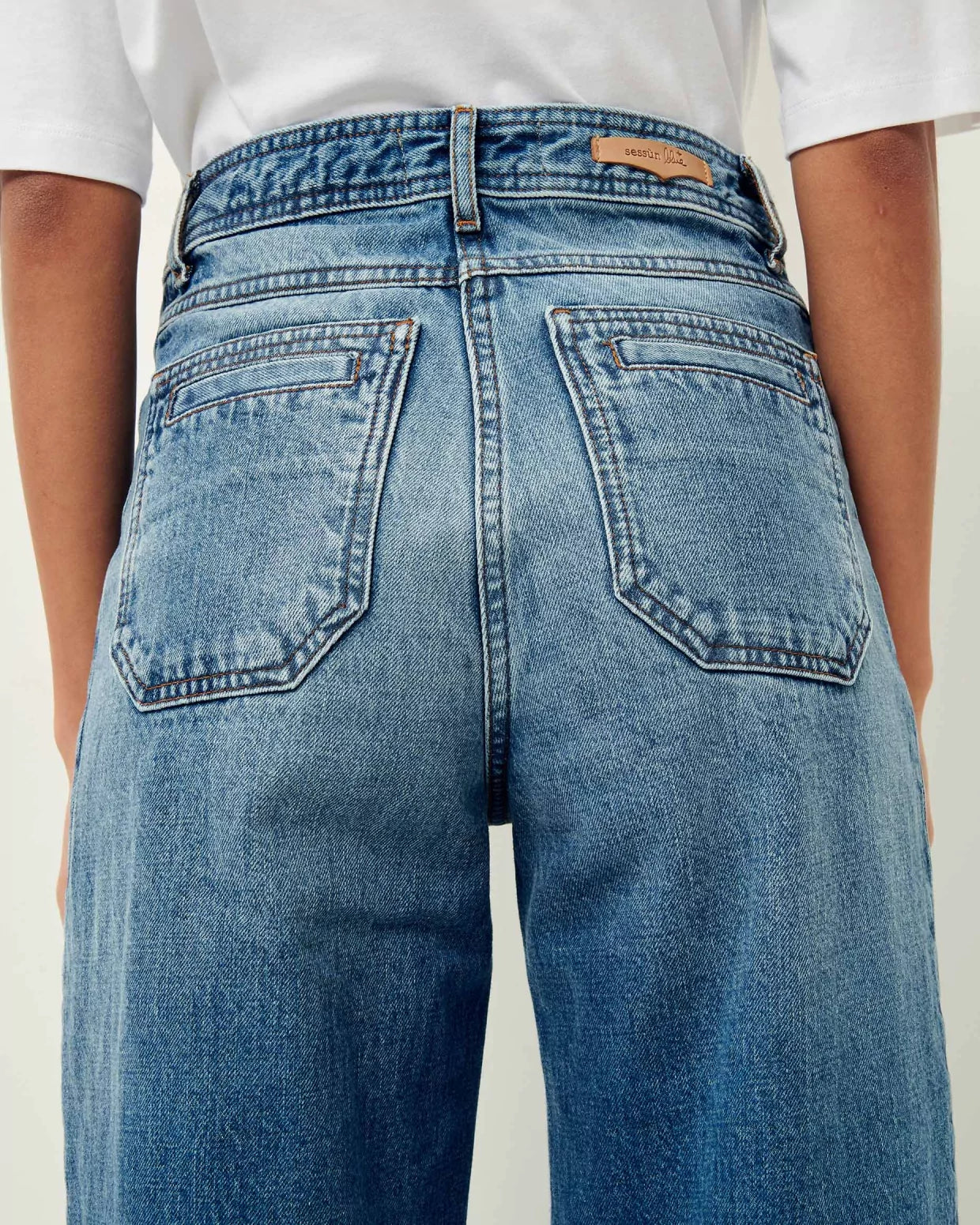 Niebieskie jeansy z wysokim stanem w stylu vintage Johnny O Vintage Blue Sessun. Posiadają długą, luźną nogawkę, która lekko rozszerza się u dołu. Wysoki stan przylega w biodrach co podkreśla sylwetkę