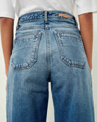 Niebieskie jeansy z wysokim stanem w stylu vintage Johnny O Vintage Blue Sessun. Posiadają długą, luźną nogawkę, która lekko rozszerza się u dołu. Wysoki stan przylega w biodrach co podkreśla sylwetkę