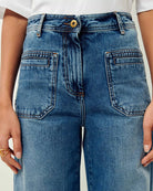 Niebieskie jeansy z wysokim stanem w stylu vintage Johnny O Vintage Blue Sessun. Posiadają długą, luźną nogawkę, która lekko rozszerza się u dołu. Wysoki stan przylega w biodrach co podkreśla sylwetkę