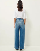 Niebieskie jeansy z wysokim stanem w stylu vintage Johnny O Vintage Blue Sessun. Posiadają długą, luźną nogawkę, która lekko rozszerza się u dołu. Wysoki stan przylega w biodrach co podkreśla sylwetkę